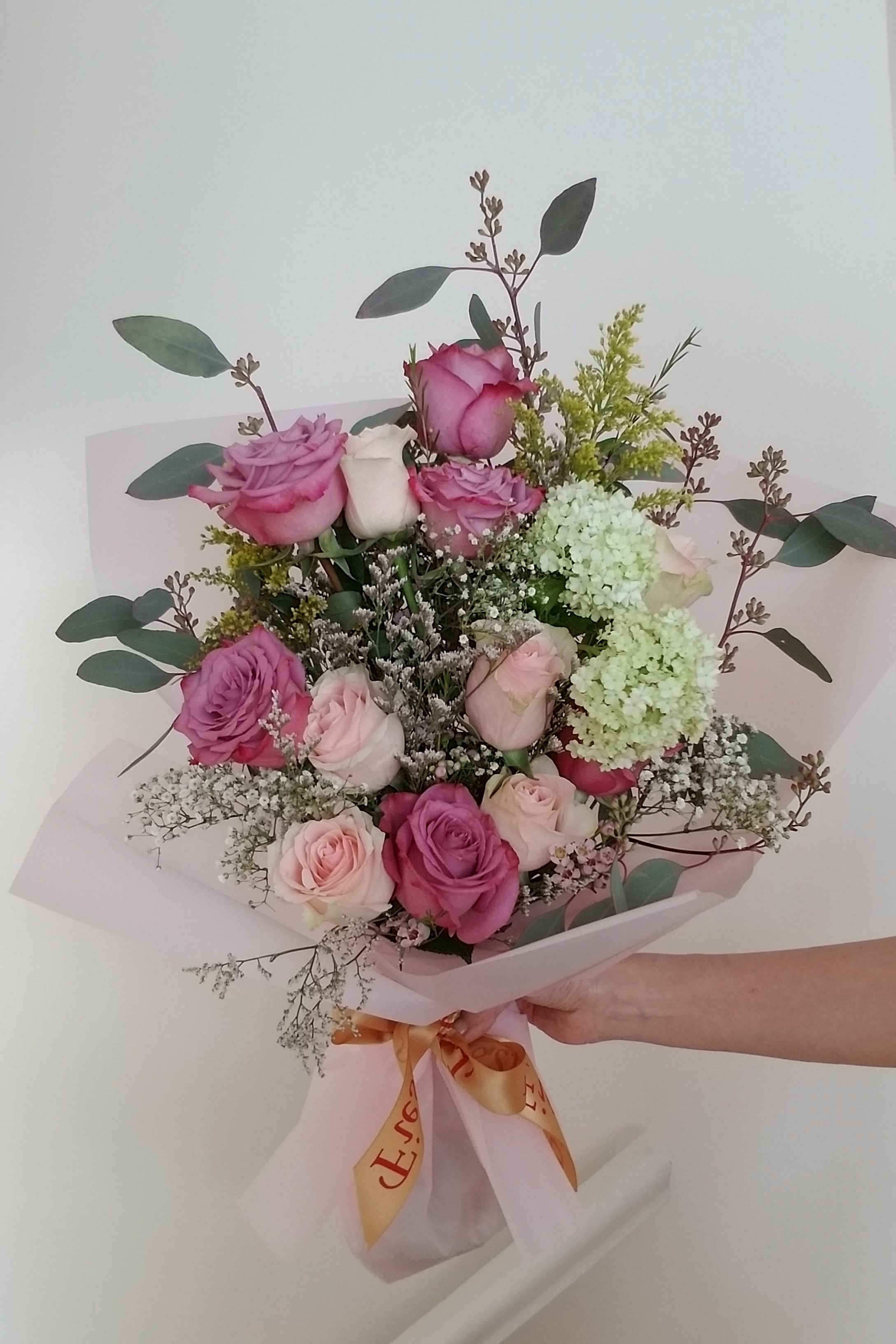 Choosing Between Fresh and Silk Flower Bouquets: A Bride’s Guide to Wedding Blooms